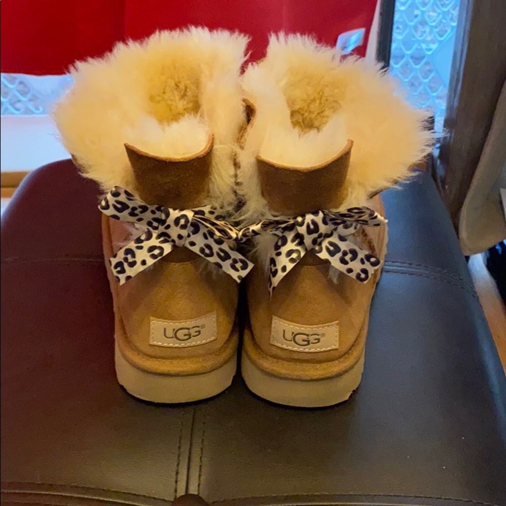 Short brown uggs with Bow on the back